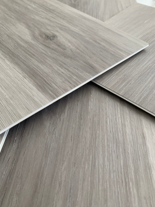 Lamas de suelo vinílico SPC Gris efecto madera con sistema click, aptas para el baño