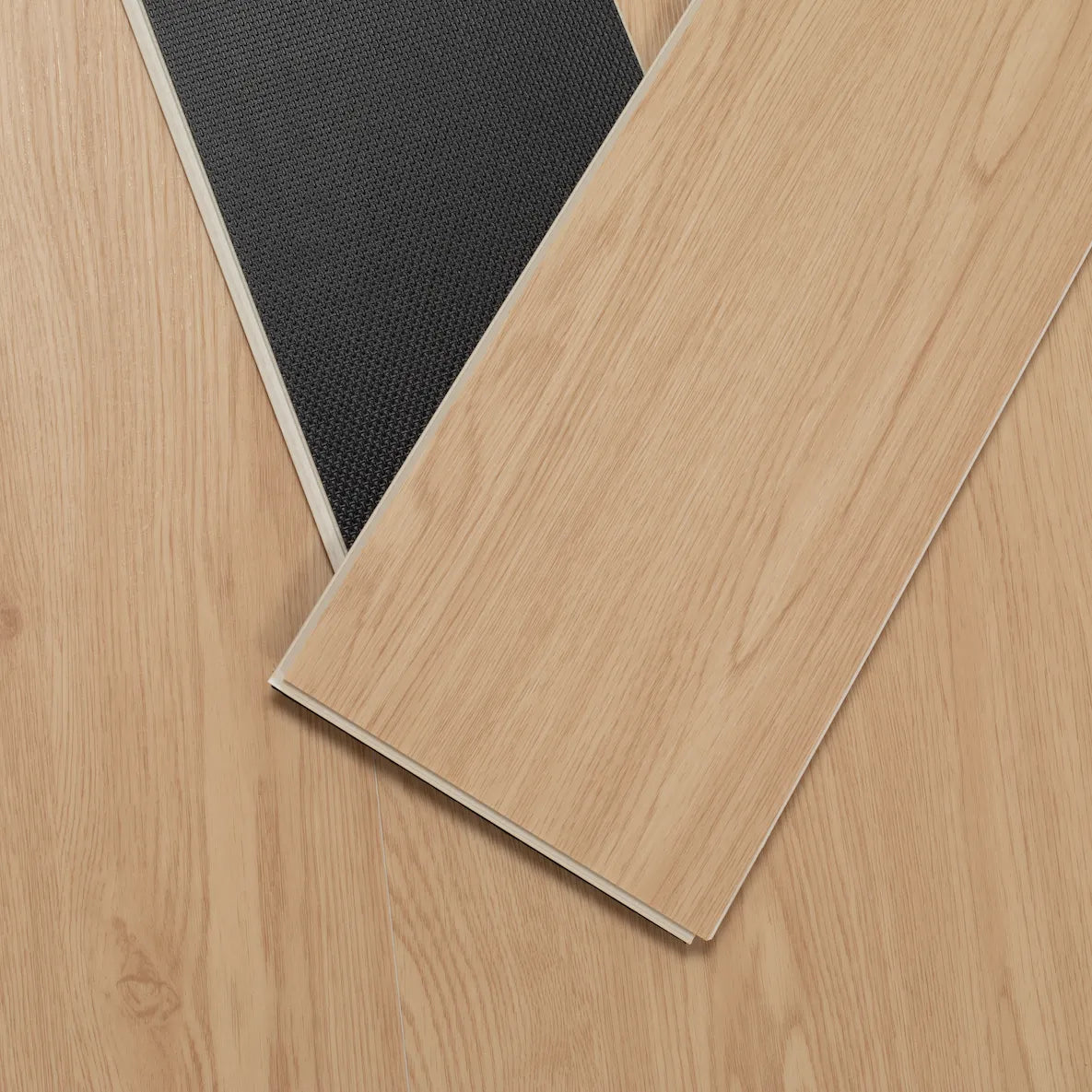 Detalle de la lama de suelo vinílico SPC efecto madera natural