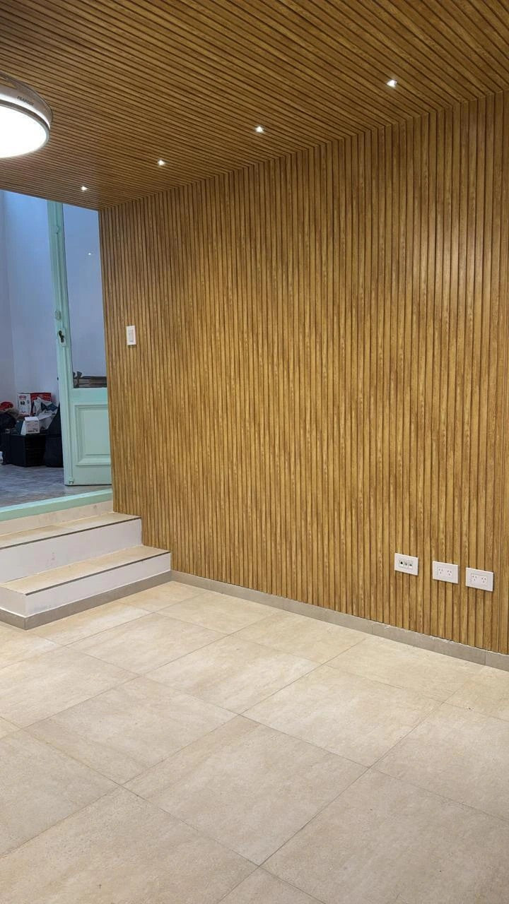 Panel alistonado de pared Pino en otro ambiente decorado (imagen de ambiente)